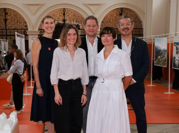 Ausstellungseröffnung: Kuratorinnen für STJ: Ines Auerbach, Veronika Kammerer, Yvonne Toepfer, Erster Bürgermeister Burghausen Florian Schneider, Leitender Direktor Deutsches Architekturmuseum, Frankfurt Peter Cachola Schmal, Fotocredit: Nixdorf Fotografie