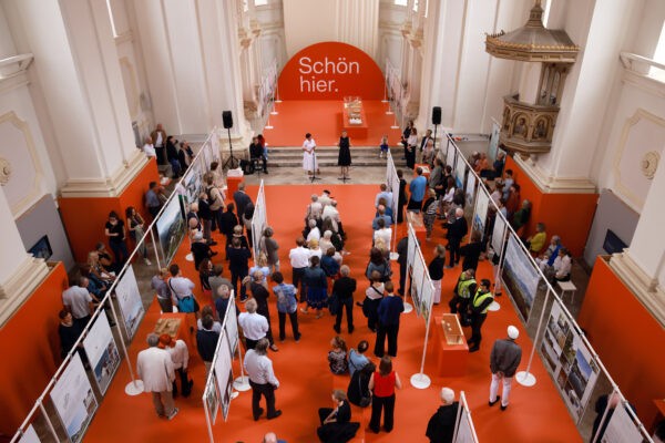 Ausstellungseröffnung SCHÖN HIER. Architektur auf dem Land, Studienkirche St. Josef, 2024, Fotocredit: Nixdorf Fotografie