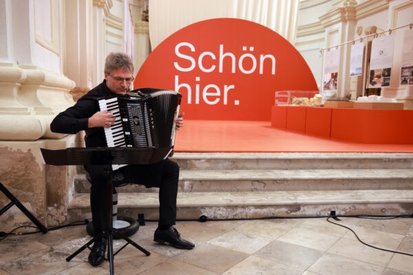 Ausstellungseröffnung SCHÖN HIER. Architektur auf dem Land, Janusz Myschur, Studienkirche St. Josef, 2024, Fotocredit: Nixdorf Fotografie