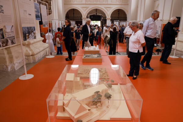 Ausstellungseröffnung SCHÖN HIER. Architektur auf dem Land, Studienkirche St. Josef, 2024, Fotocredit: Nixdorf Fotografie