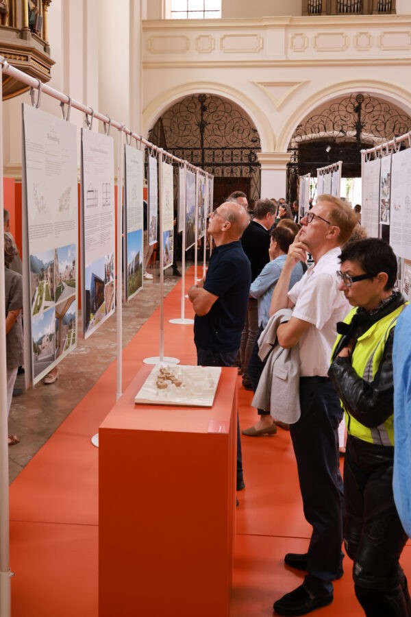 Ausstellungseröffnung SCHÖN HIER. Architektur auf dem Land, Studienkirche St. Josef, 2024, Fotocredit: Nixdorf Fotografie