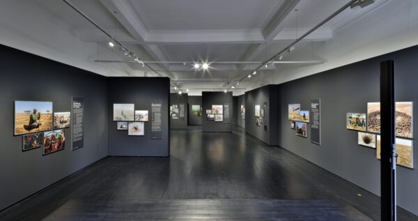 Ausstellungsansicht "Walk of water - 28 Stories", Haus der Fotografie Burghausen, 2024, Fotocredit: Nixdorf Fotografie