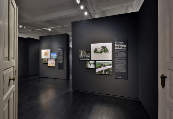 Ausstellungsansicht "Walk of water - 28 Stories", Haus der Fotografie Burghausen, 2024, Fotocredit: Nixdorf Fotografie