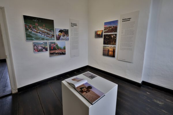 Ausstellungsansicht "Walk of water - 28 Stories", Haus der Fotografie Burghausen, 2024, Fotocredit: Nixdorf Fotografie