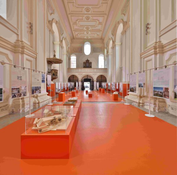 Ausstellungsansicht SCHÖN HIER. Architektur auf dem Land, Studienkirche St. Josef, 2024, Fotocredit: Nixdorf Fotograrfie