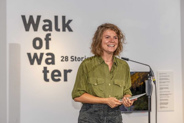 Ausstellungseröffnung "Walk of Water - 28 Stories", Kseniia Goniaeva, Kuratorin, Haus der Fotografie 2024, Fotocredit: Heiner Heine