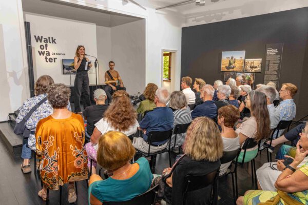 Ausstellungseröffnung "Walk of Water - 28 Stories", Ines Auerbach, Leitung und Kuration, Andreas Erd, Musik, Haus der Fotografie 2024, Fotocredit: Heiner Heine