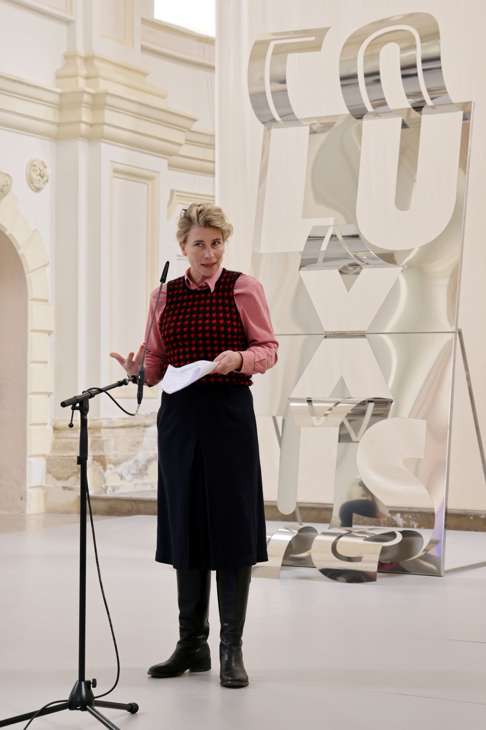 Dr. Jenny Mues, Ausstellung MARTINA SALZBERG ∙ LUX LEVIS, Studienkirche St. Josef, 2025, Fotocredit: Nixdorf Fotografie Dr Jenny Mues, Ausstellung MARTINA SALZBERG ∙ LUX LEVIS, Studienkirche St Josef, 2025, Fotocredit: Nixdorf Fotografie